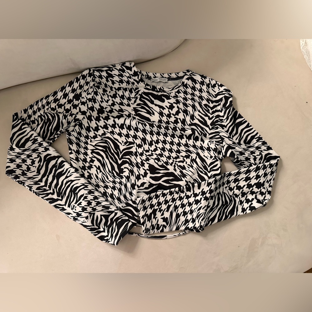 Black & White Mixed-Print Long Sleeve Crop Top
-size m